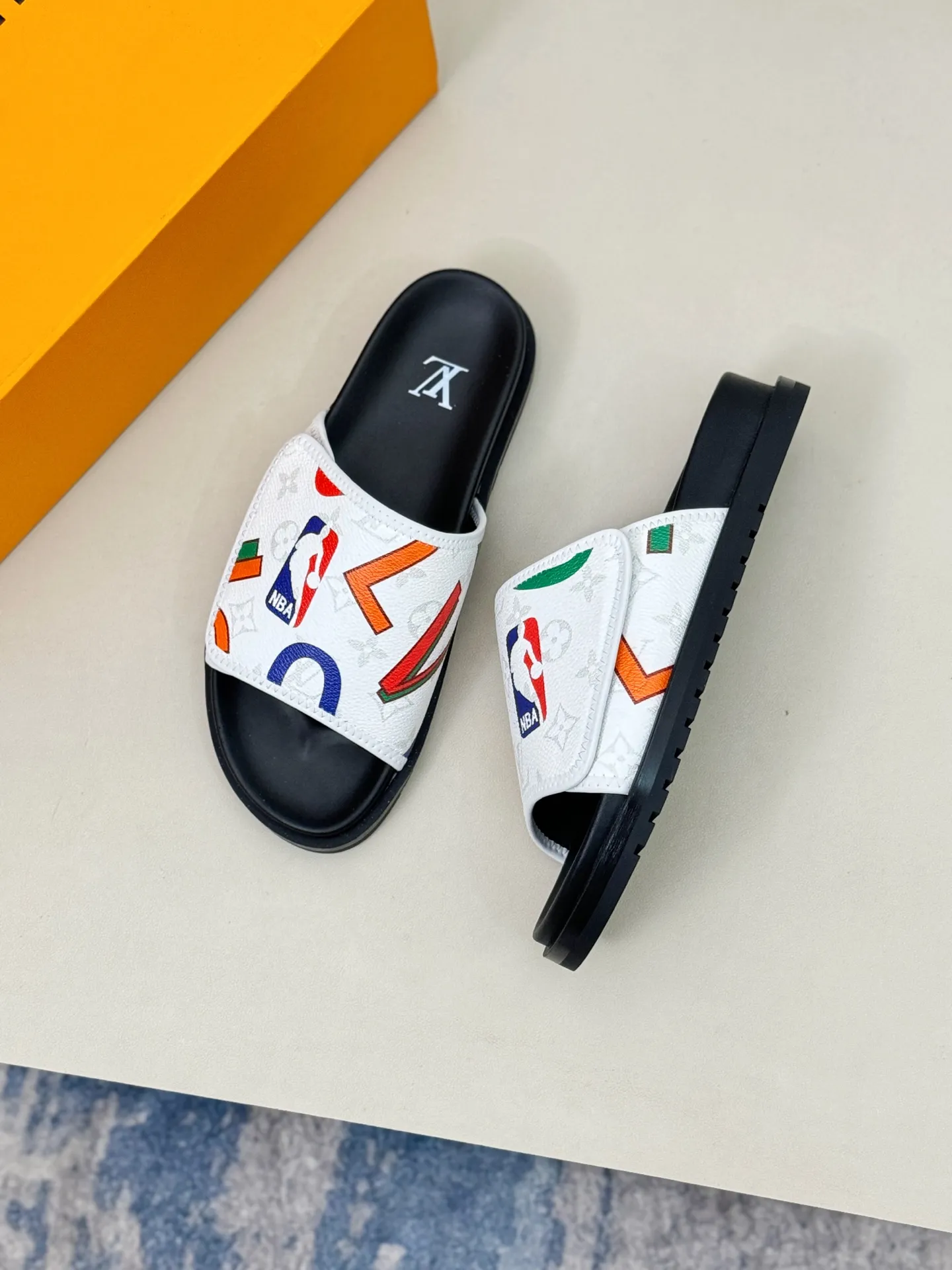 [L Home] P: 340💰Size: 38-45 Top purchasing agent lv men's summer slippers, classic presbyopia with Velcro, soft real leather lining, unique color splicing effect, distinctive personality, fashionable and trendy essential style, light and comfortable. Lightweight and tough rubber insole, micro ridged foam outsole, super comfortable!